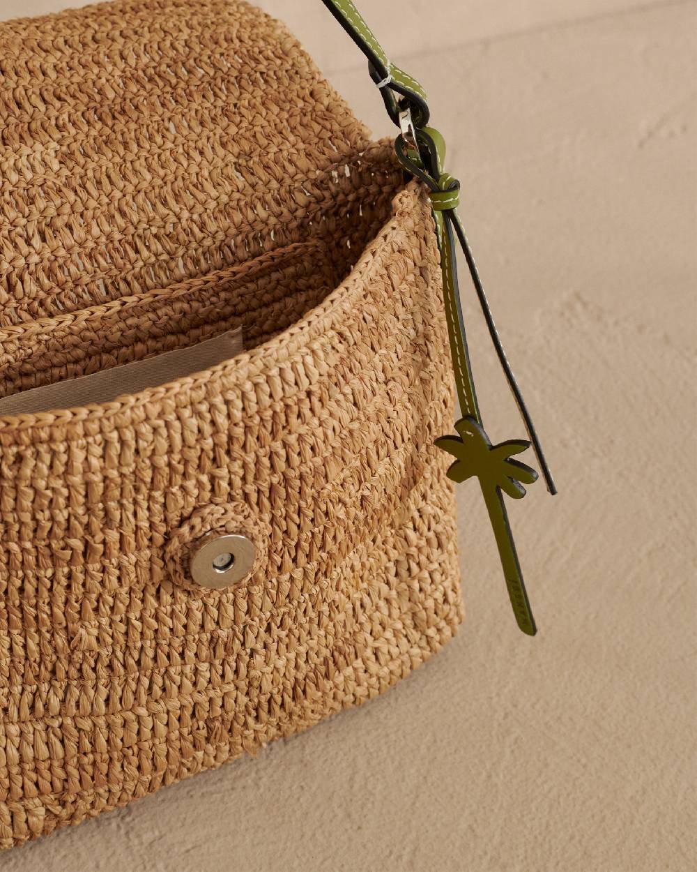 Manebí Raffia Summer Night Bag Medium - Palm Leather Tag Tan \u0026 Green Offerte giornaliere