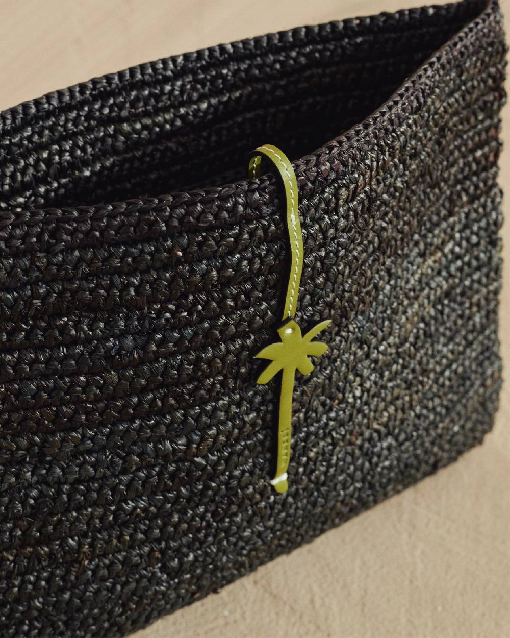 Manebí Raffia Clutch - Leather Palm Black \u0026 Green Prezzo basso