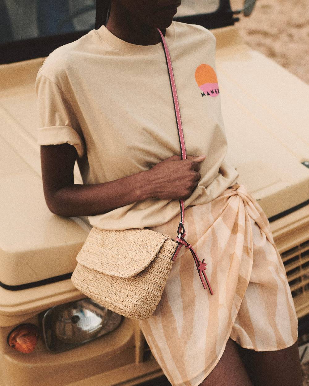 Manebí Raffia Summer Night Bag Medium - Leather Handle \u0026 Palm Leather Tag Natural and Fuchsia Offerta settimanale