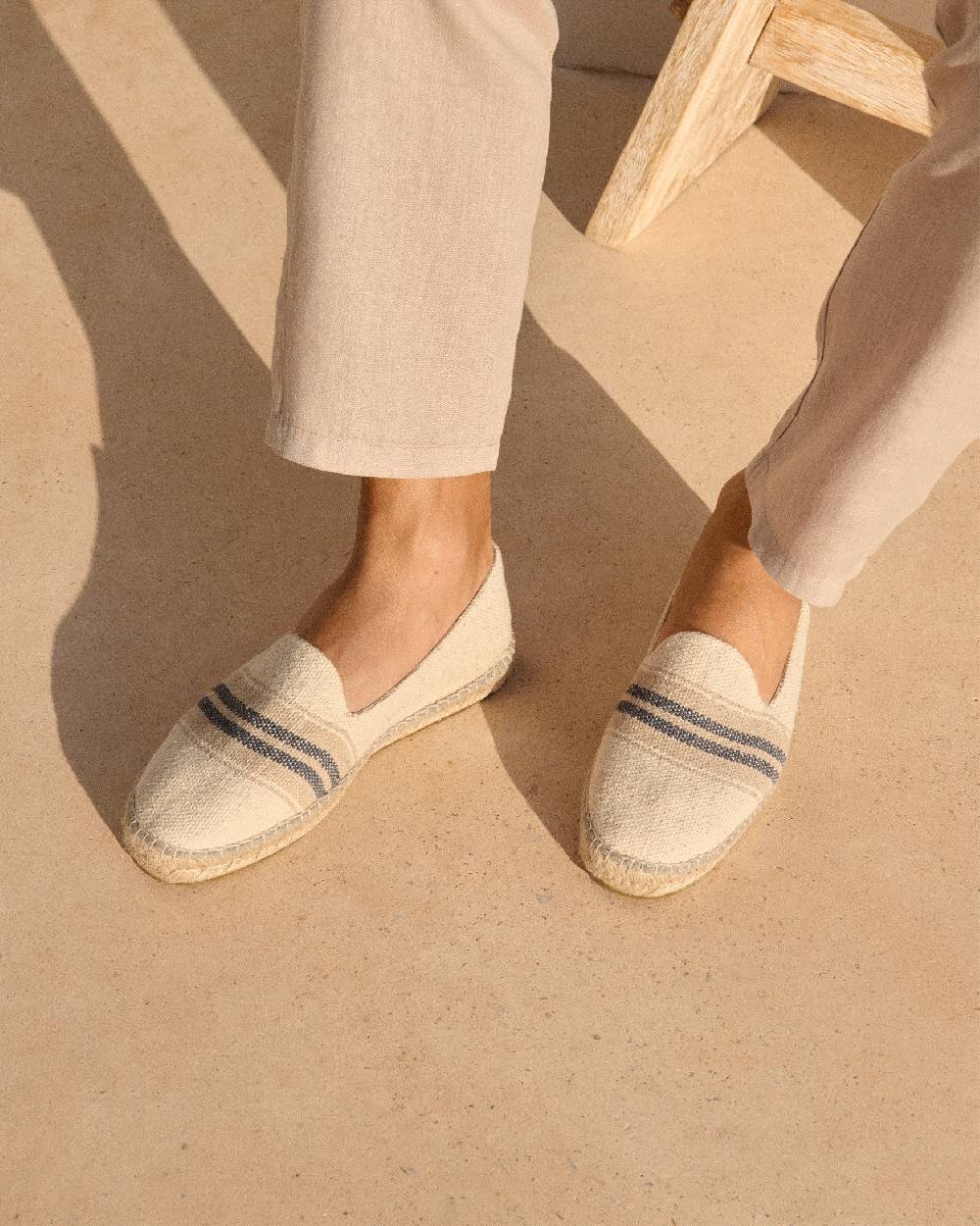 Manebí Espadrillas piatte in tela intrecciata - Yucatán - Doppie strisce grigie su beige Ultimi tre giorni
