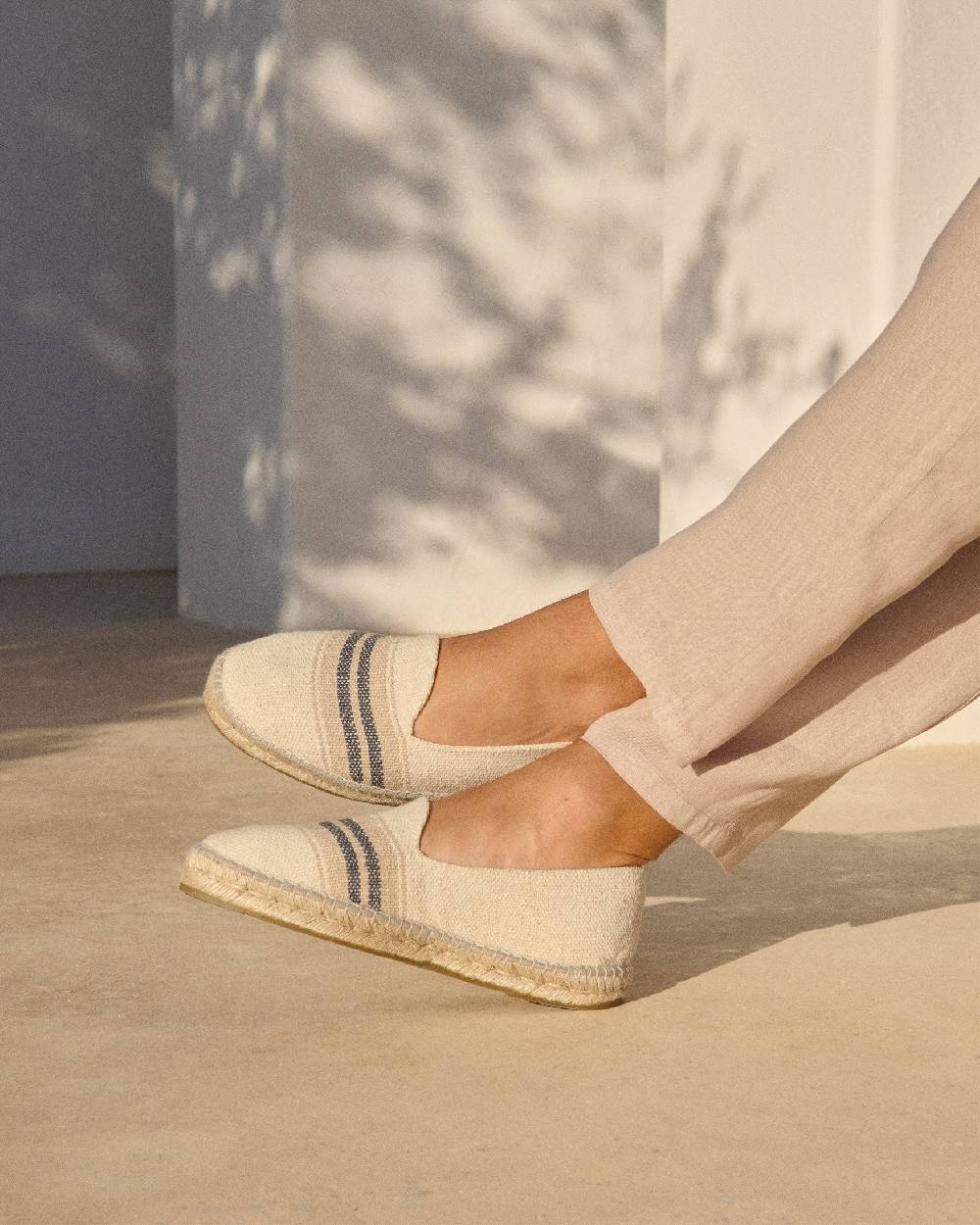 Manebí Espadrillas piatte in tela intrecciata - Yucatán - Doppie strisce grigie su beige Ultimi tre giorni