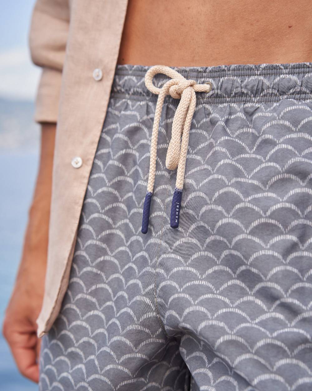 Manebí Sketched Waves Swim Shorts - Washed Print Kaki Green Sketched Waves Solo un giorno rimasto