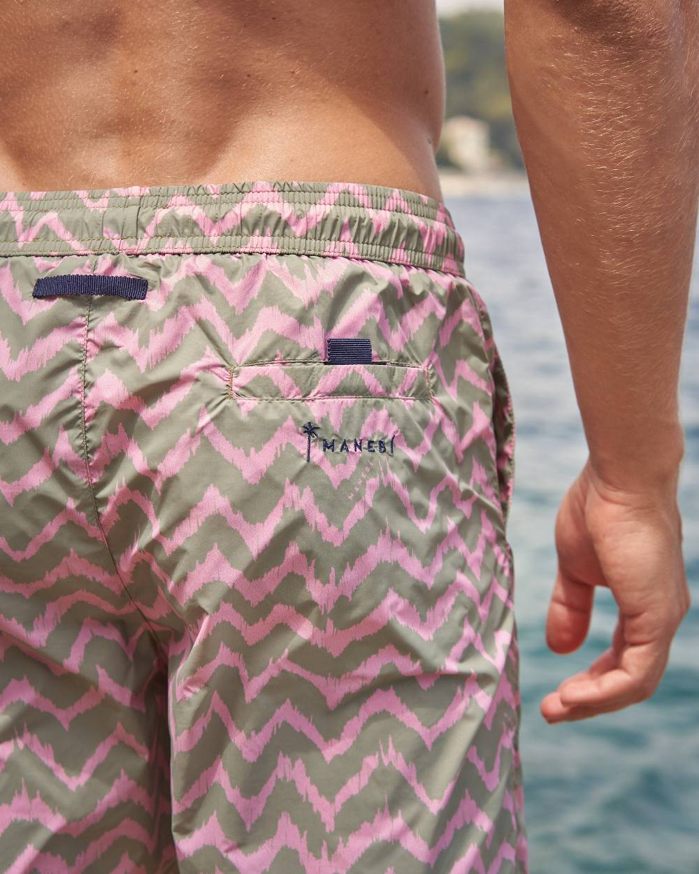 Manebí Printed Ethnic Zig Zag Swim Shorts - Recycled Ultra Light Antique Rose Ethnic Zig Zag Trasporto libero internazionale