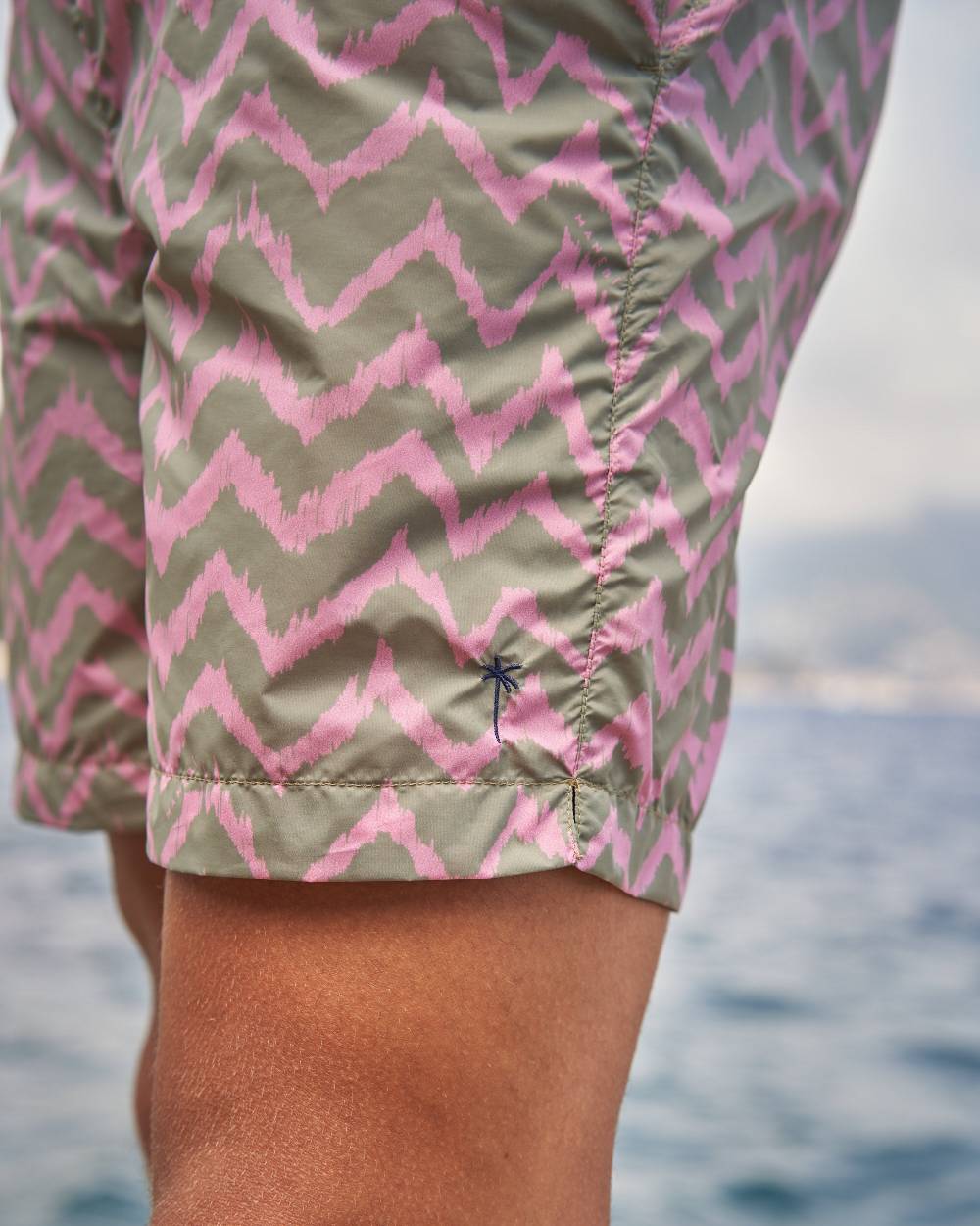 Manebí Printed Ethnic Zig Zag Swim Shorts - Recycled Ultra Light Antique Rose Ethnic Zig Zag Trasporto libero internazionale