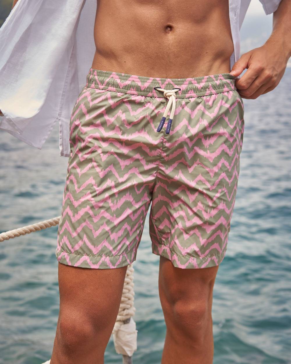Manebí Printed Ethnic Zig Zag Swim Shorts - Recycled Ultra Light Antique Rose Ethnic Zig Zag Trasporto libero internazionale