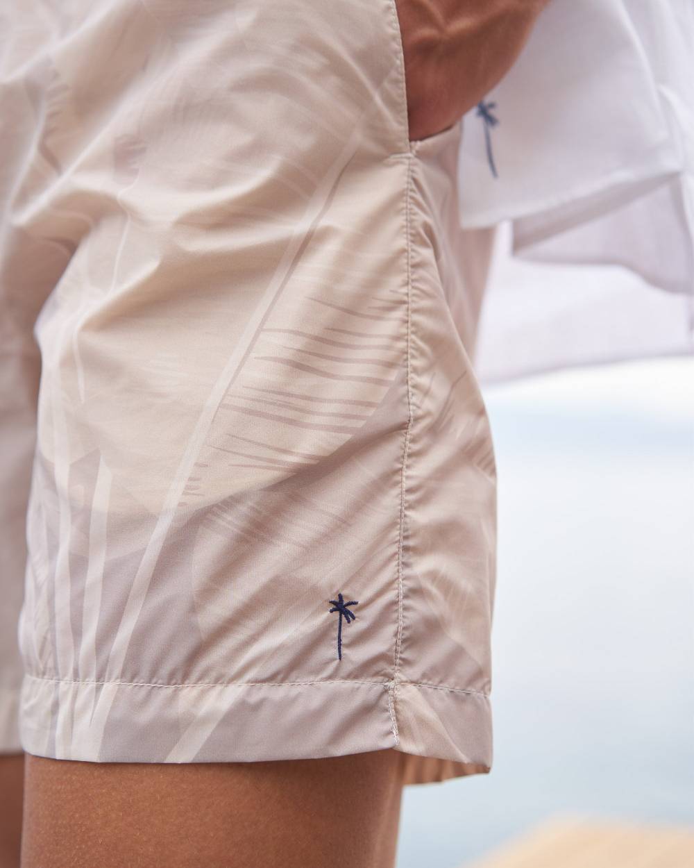 Manebí Printed Swim Shorts - Printed Recycled Ultra Light Beige Banana Leaves Black Friday Prezzi