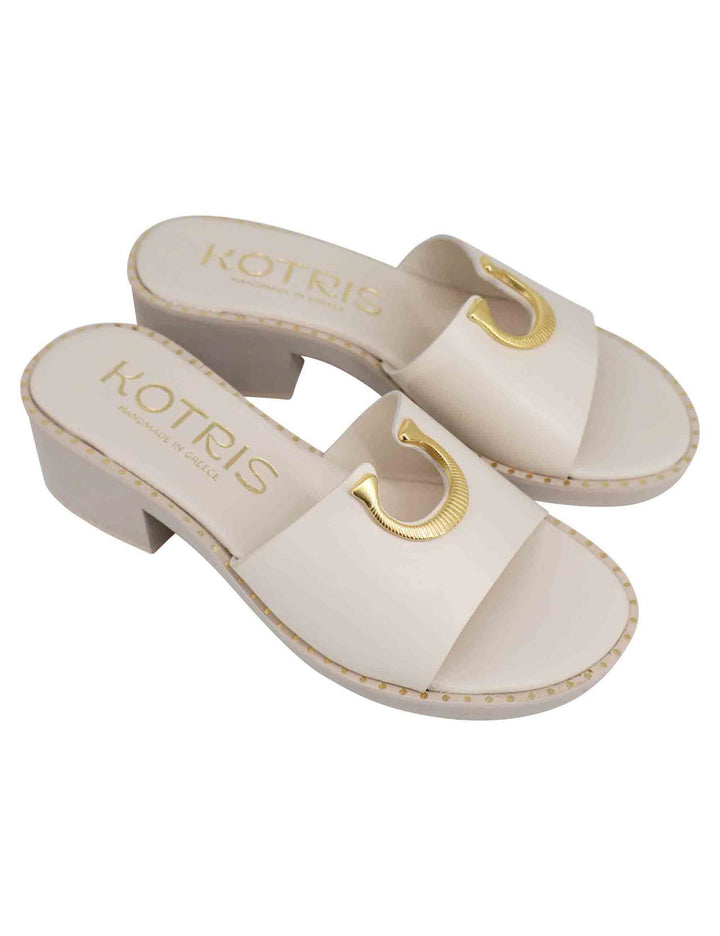 Spatarella Sandali donna in pelle off white con borchia oro e suola in gomma ultra leggera Spedizione Gratuita