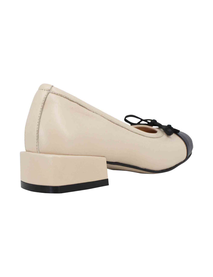 Spatarella Ballerine donna in pelle beige con puntale e fiocco nero In Saldo